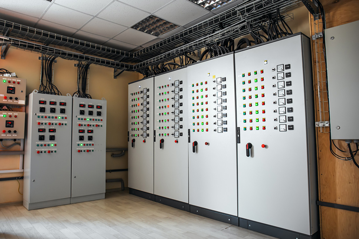 Schalt­anlagen­bau bei Elektrotechnik SF in Grub am Forst